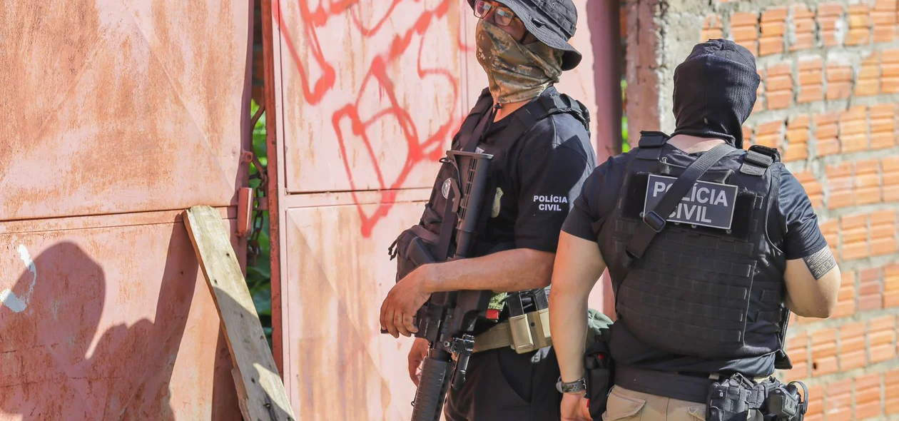 Policiais na operação
