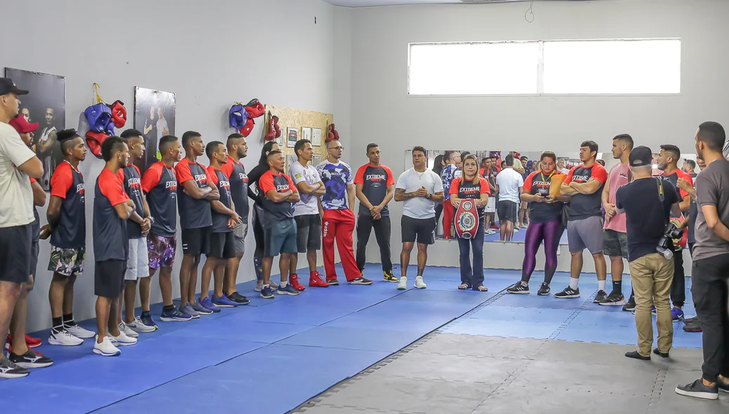 Popó, campeão mundial de Boxe, esteve em academia na zona Leste de Teresina