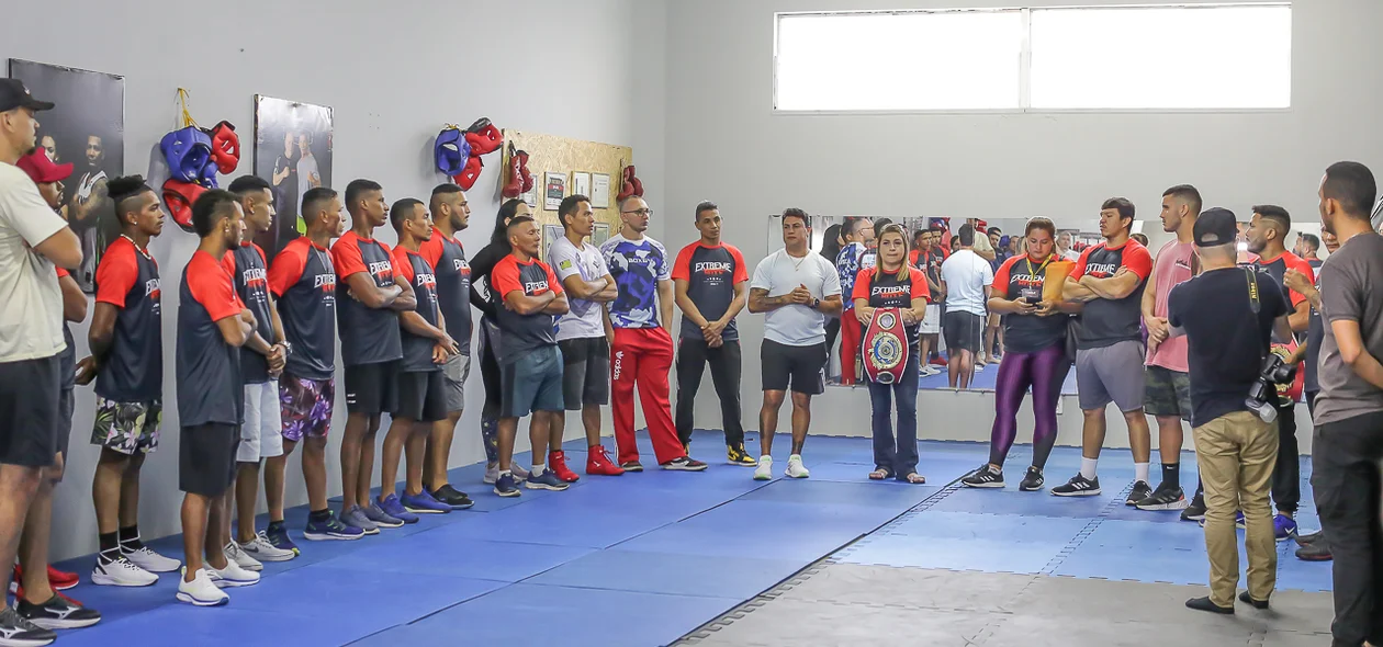 Popó, campeão mundial de Boxe, esteve em academia na zona Leste de Teresina