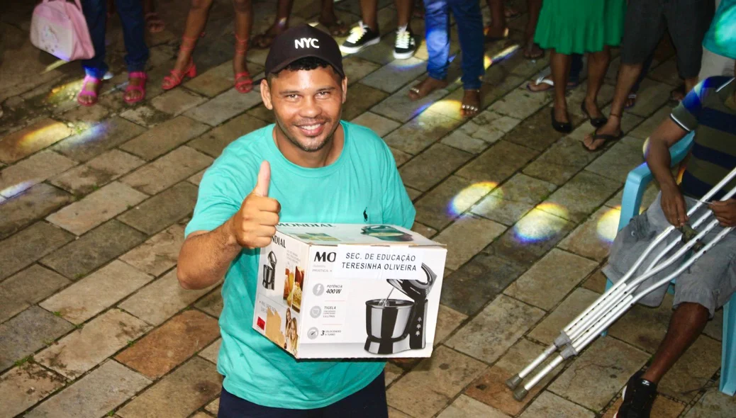 População feliz com prêmio