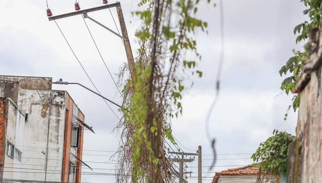 Poste de iluminação foi empurrado pelos destroços