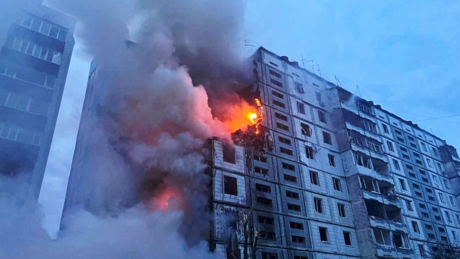 Prédio destruído na Ucrânia após ataque da Rússia