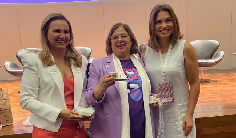 Prefeita Carmelita Castro e Sádia Castro no Fórum Nacional de Organismos Governamentais de Políticas para as Mulheres com a Ministra Aparecida Gonçalves