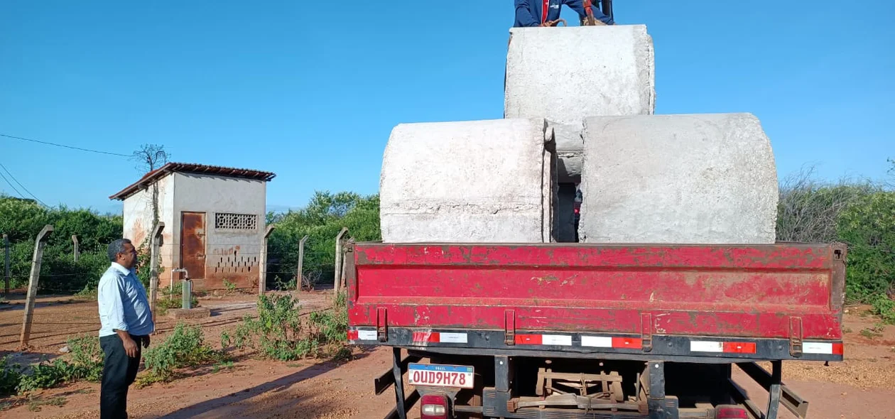 Prefeito acompanhando de perto a chegada dos bueiros para início da obra