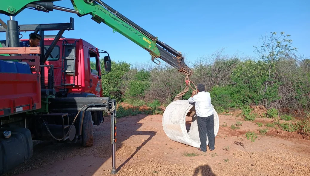Prefeito de Jaicós foi pessoalmente receber os bueiros para recuperação da estrada da barragem do sítio