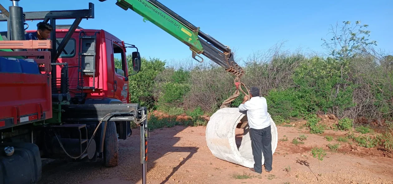 Prefeito de Jaicós foi pessoalmente receber os bueiros para recuperação da estrada da barragem do sítio
