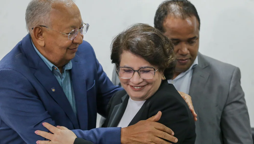 Prefeito Dr. Pessoa cumprimentou a empossada Graça Amorim