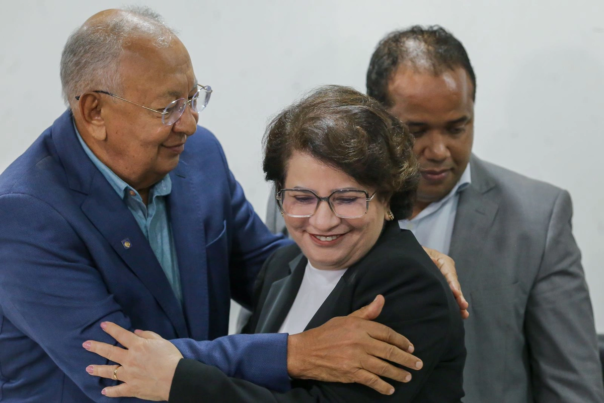Prefeito Dr. Pessoa cumprimentou a empossada Graça Amorim