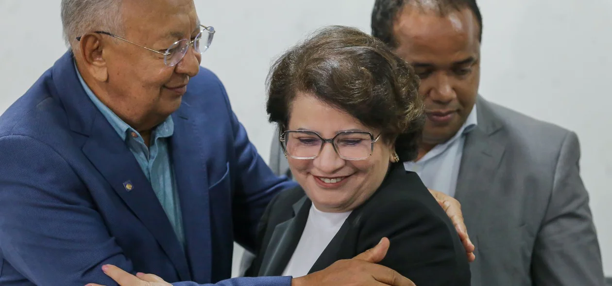 Prefeito Dr. Pessoa cumprimentou a empossada Graça Amorim