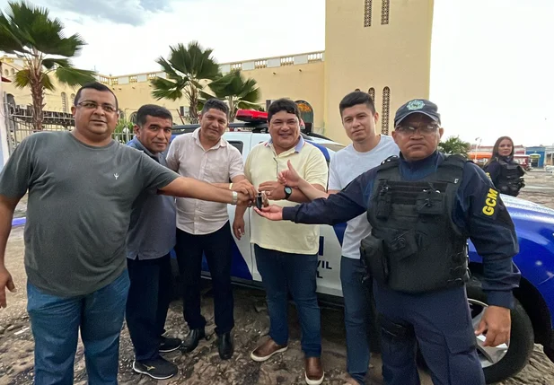 Prefeito Maxwell entrega viatura 0 Km à Guarda Municipal de Altos