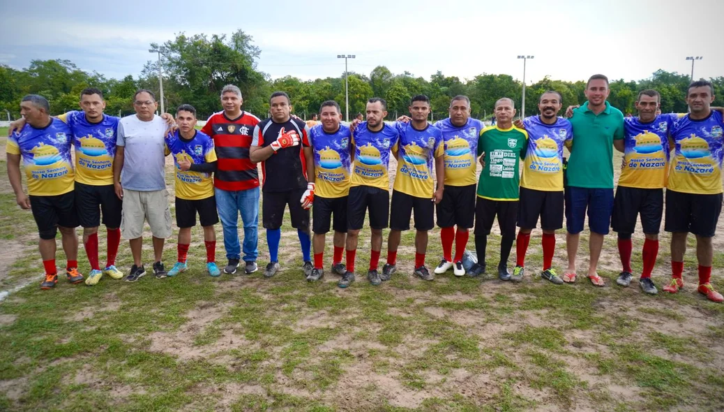 Prefeito Zé Henrique junto a uma das equipes finalistas