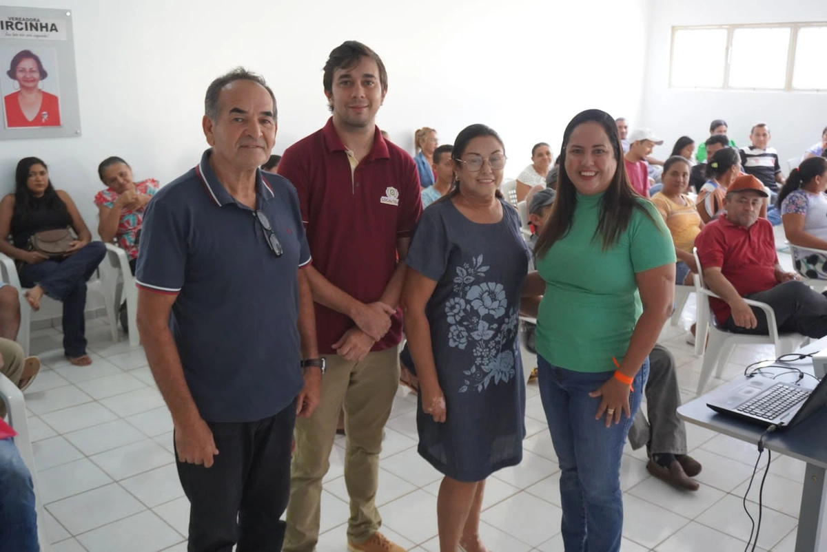 Prefeitura de Cocal de Telha durante orientação a agricultores