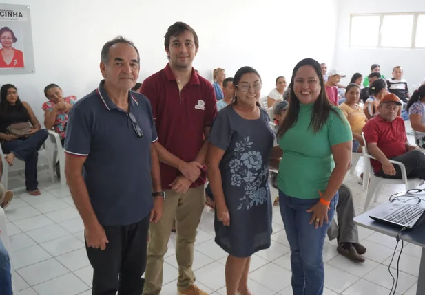 Prefeitura de Cocal de Telha durante orientação a agricultores