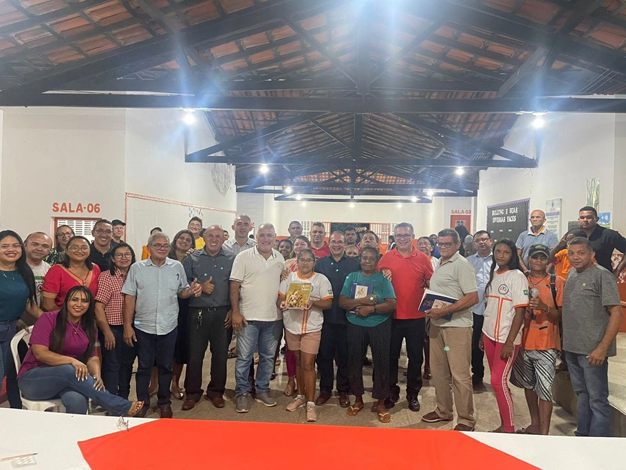 Prefeitura de Nazária entrega livros didáticos e paradidáticos para os alunos do EJA