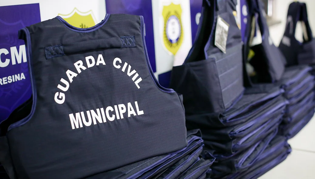 Prefeitura de Teresina entrega coletes balísticos para Guarda Municipal