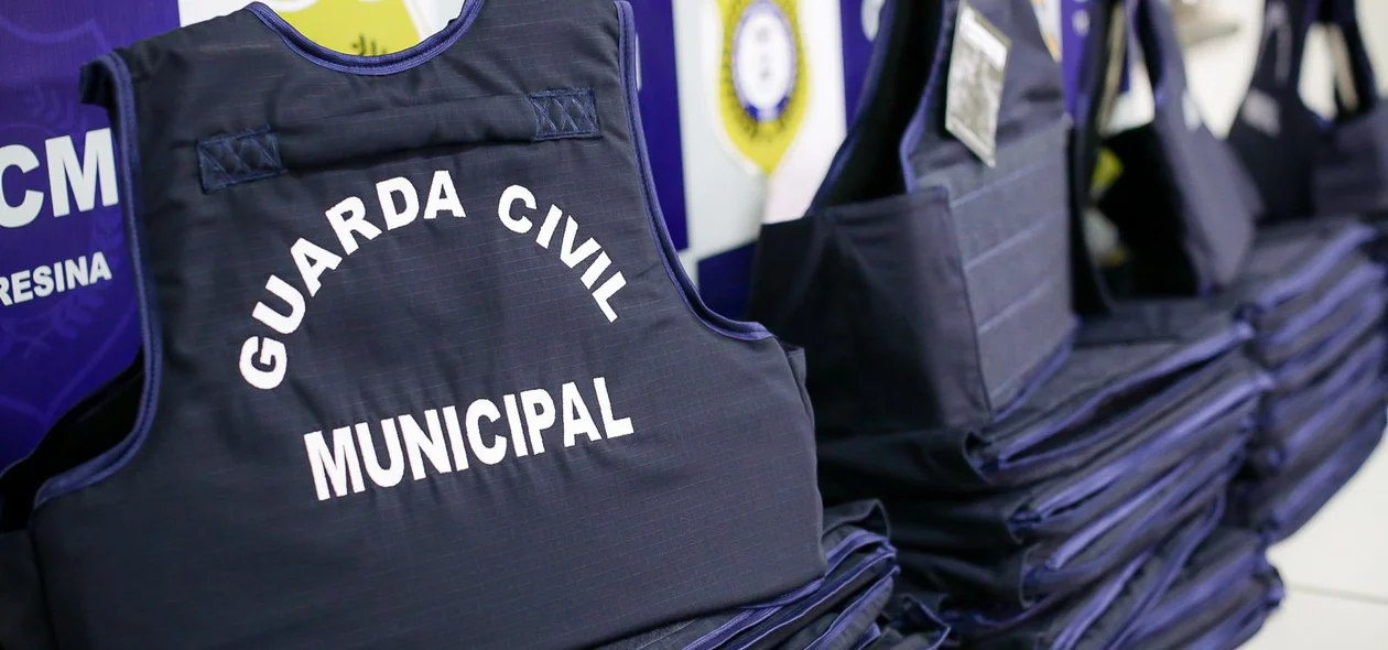 Prefeitura de Teresina entrega coletes balísticos para Guarda Municipal