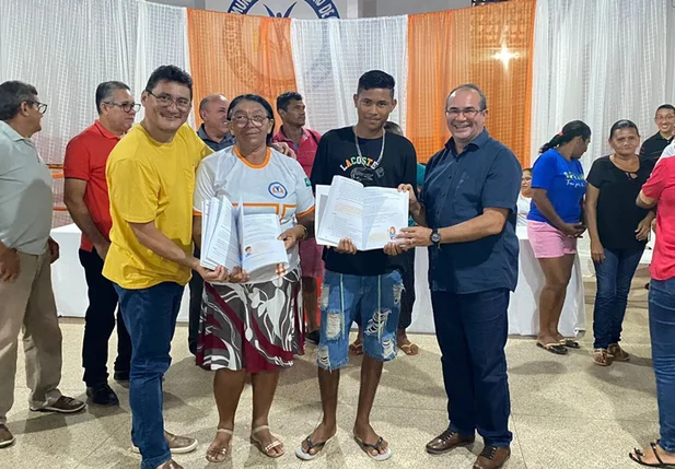 Prefeitura Municipal de Nazária realiza entrega livros didáticos e paradidáticos para os alunos do EJA