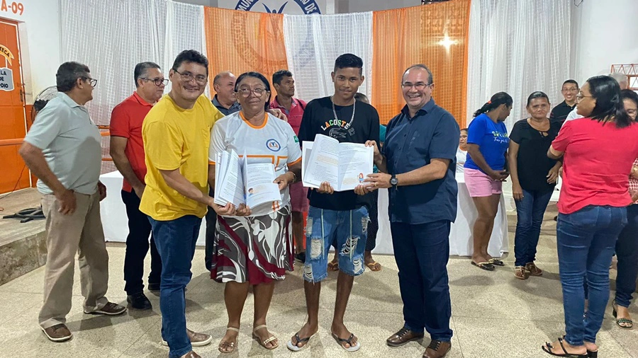 Prefeitura Municipal de Nazária realiza entrega livros didáticos e paradidáticos para os alunos do EJA
