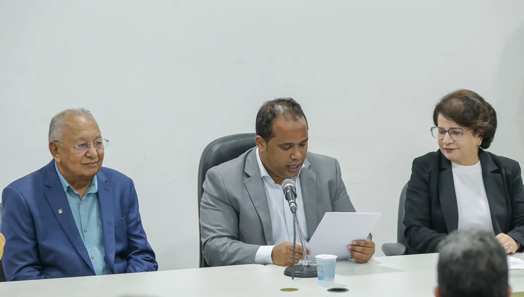 Presidente da Câmara, Enzo Samuel, regeu a solenidade de posse da vereadora Graça Amorim