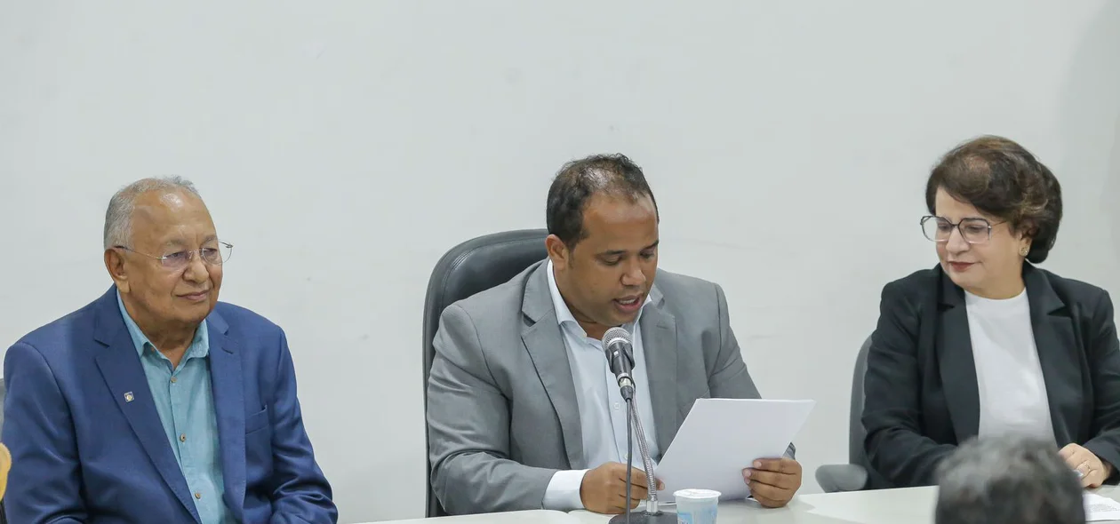 Presidente da Câmara, Enzo Samuel, regeu a solenidade de posse da vereadora Graça Amorim