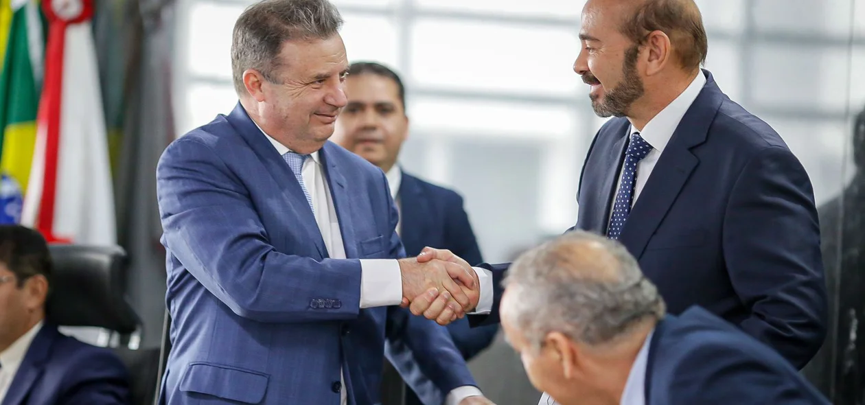 Presidente do TJ-PI, Hilo de Almeida, cumprimenta desembargador Agrimar Rodrigues