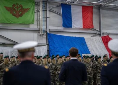 Presidente Emmanuel Macron em frente à bandeira da França