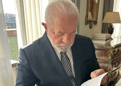 Presidente Lula com gravata de R$ 1.000 comprada em Portugal