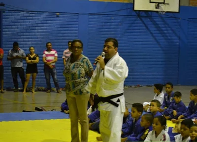 Professor David Tajra Vecki ministrando aula