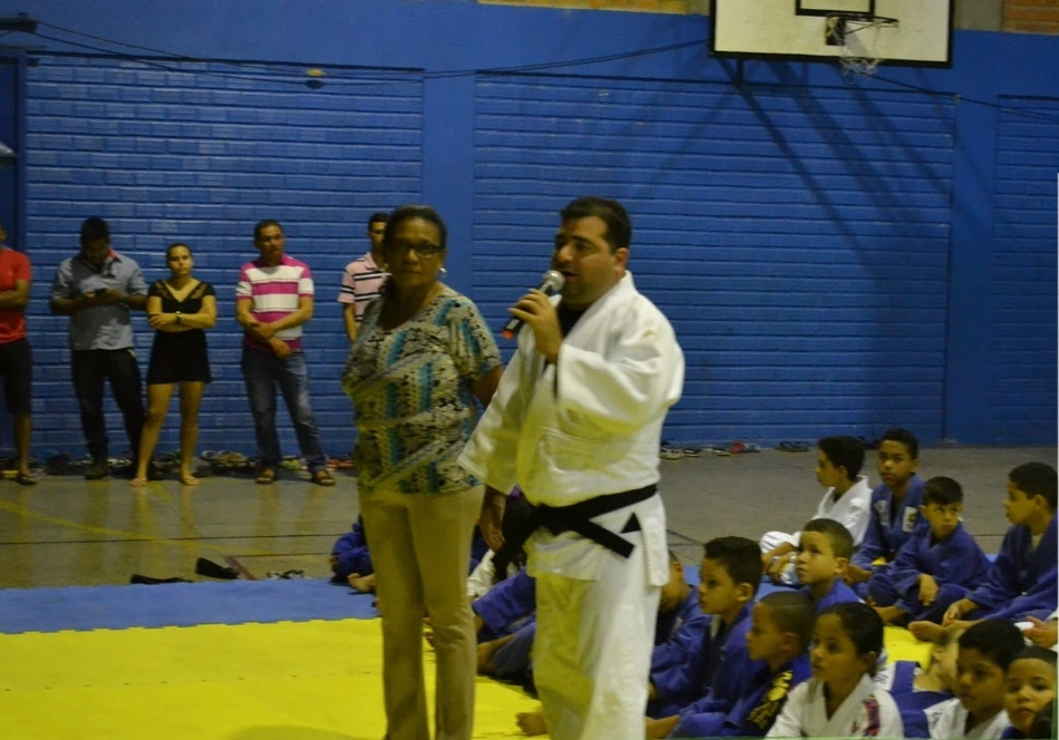Professor David Tajra Vecki ministrando aula