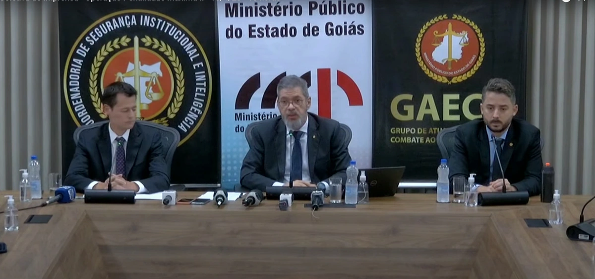 Promotores falam em coletiva sobre a operação Penalidade Máxima
