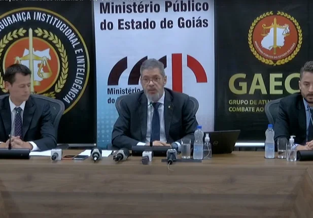 Promotores falam em coletiva sobre a operação Penalidade Máxima