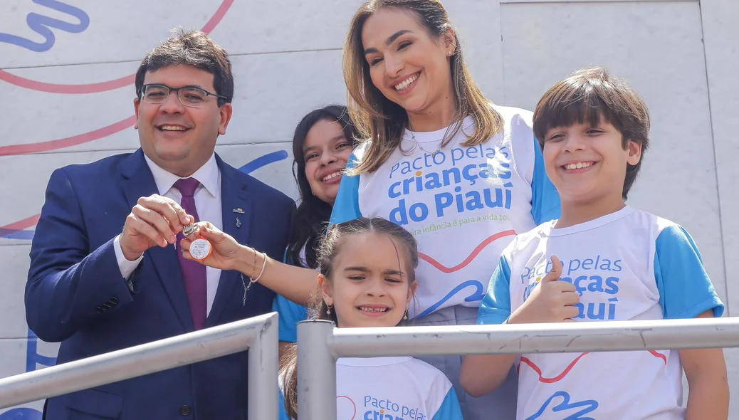 Rafael Fonteles ao lado da esposa, Isabel Fonteles e seus filhos