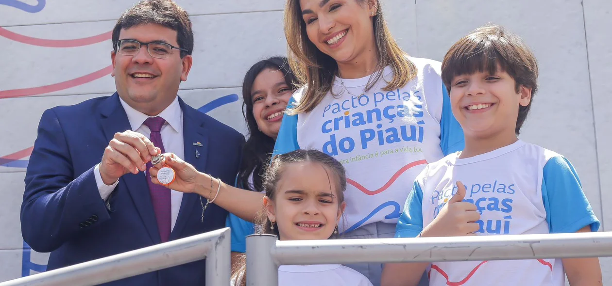 Rafael Fonteles ao lado da esposa, Isabel Fonteles e seus filhos