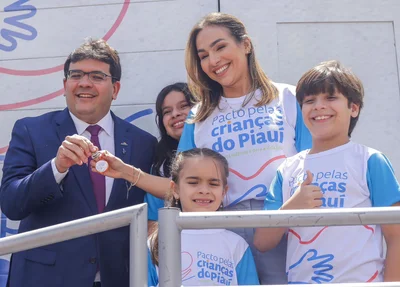 Rafael Fonteles ao lado da esposa, Isabel Fonteles e seus filhos