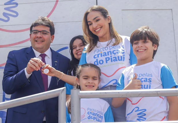 Rafael Fonteles ao lado da esposa, Isabel Fonteles e seus filhos