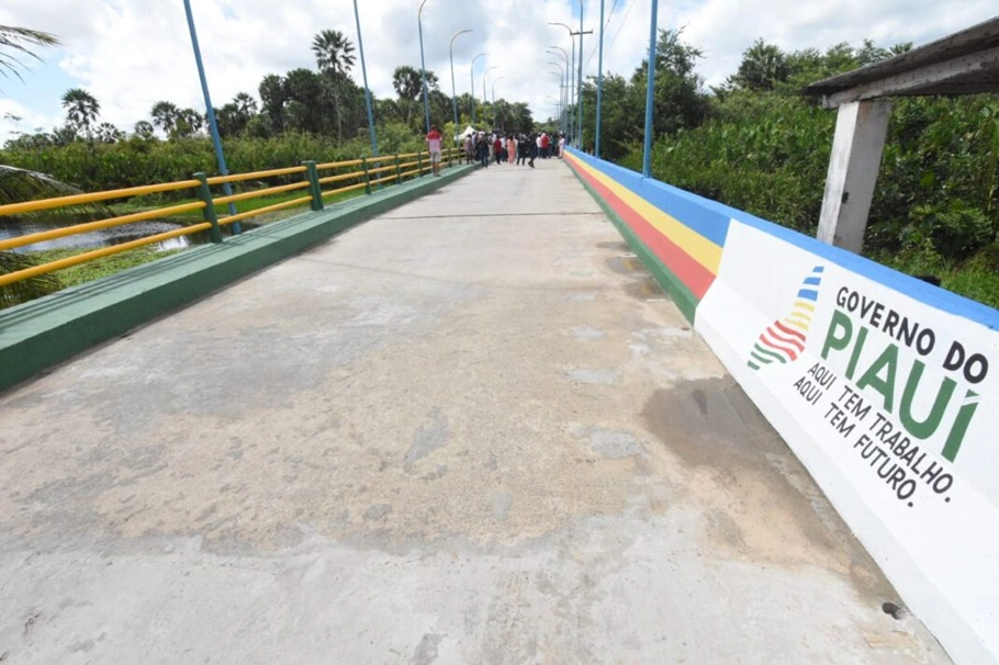 Rafael Fonteles inaugura ponte na cidade litorânea