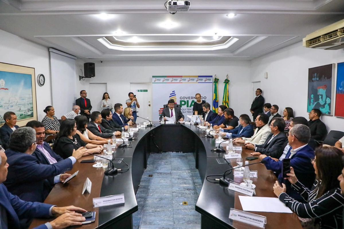 Rafael Fonteles reúne prefeitos