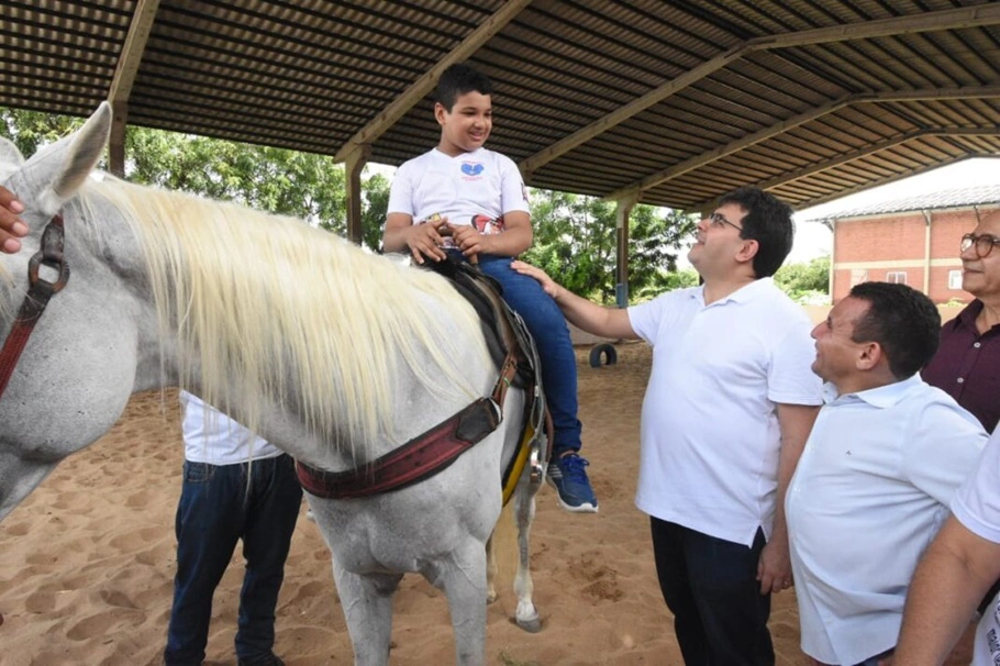 Rafael fonteles visita Centro de Equoterapia