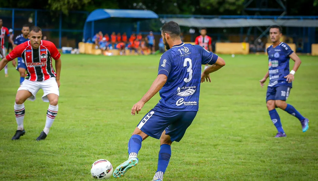 Renan com o domínio da bola