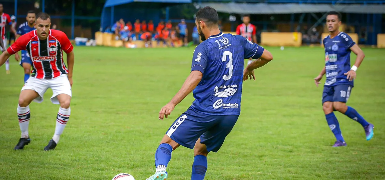 Renan com o domínio da bola