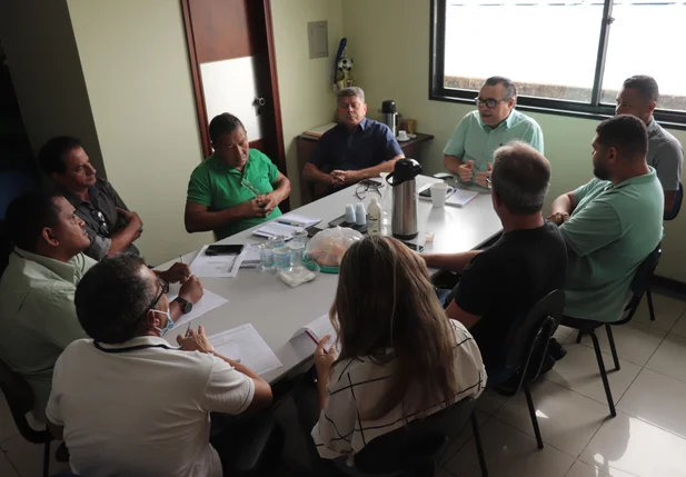 Reunião acerca do cronograma de limpeza em Teresina