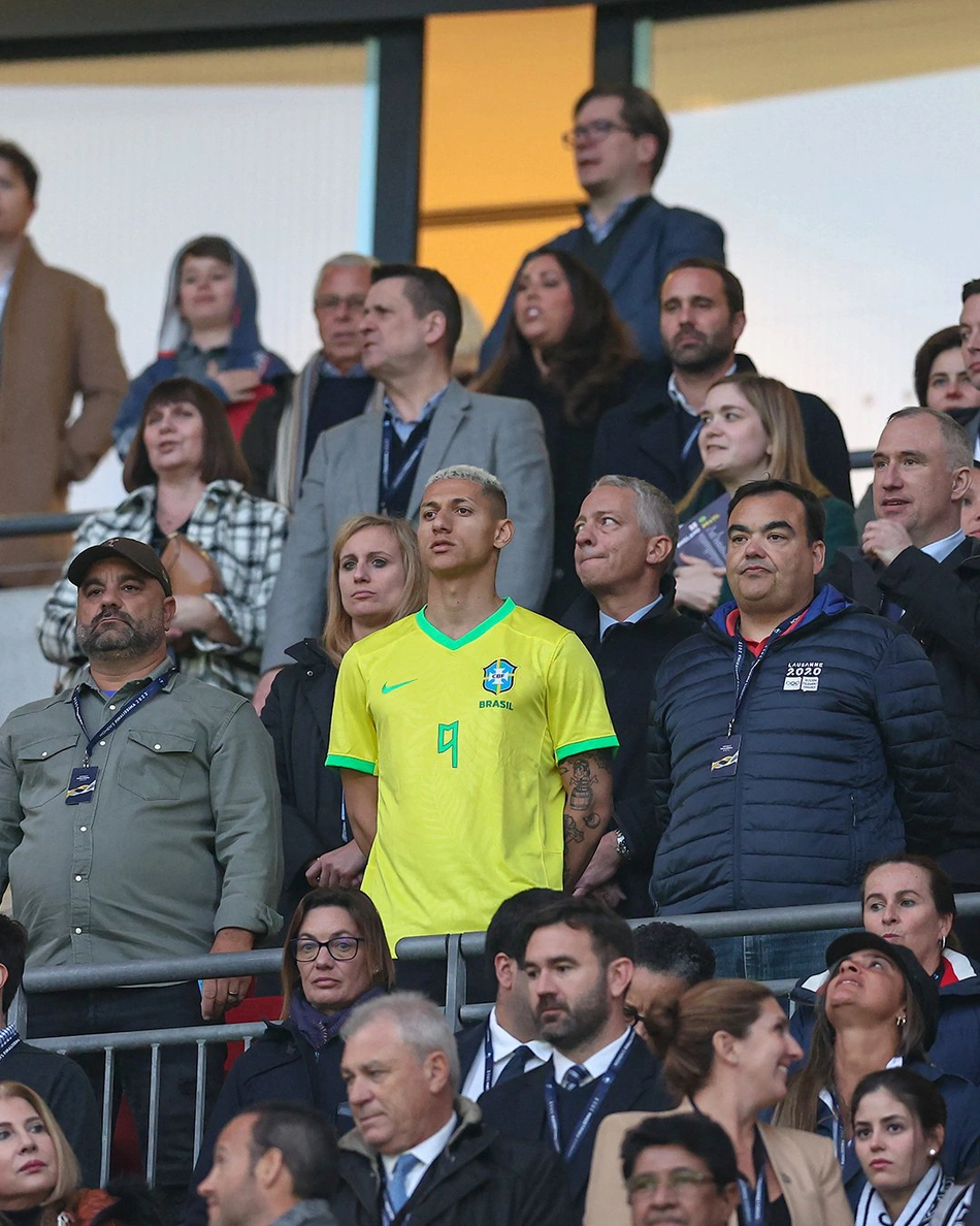 Richarlison com a camisa 9 de Debinha