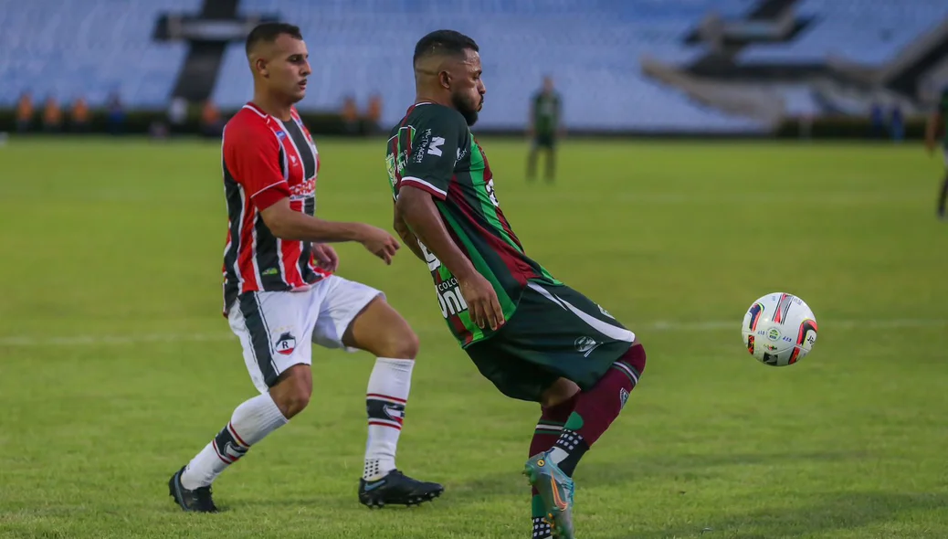 Jogadores em disputa na final do Campeonato Piauiense 2023
