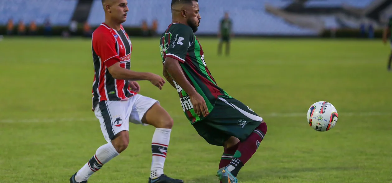 Jogadores em disputa na final do Campeonato Piauiense 2023