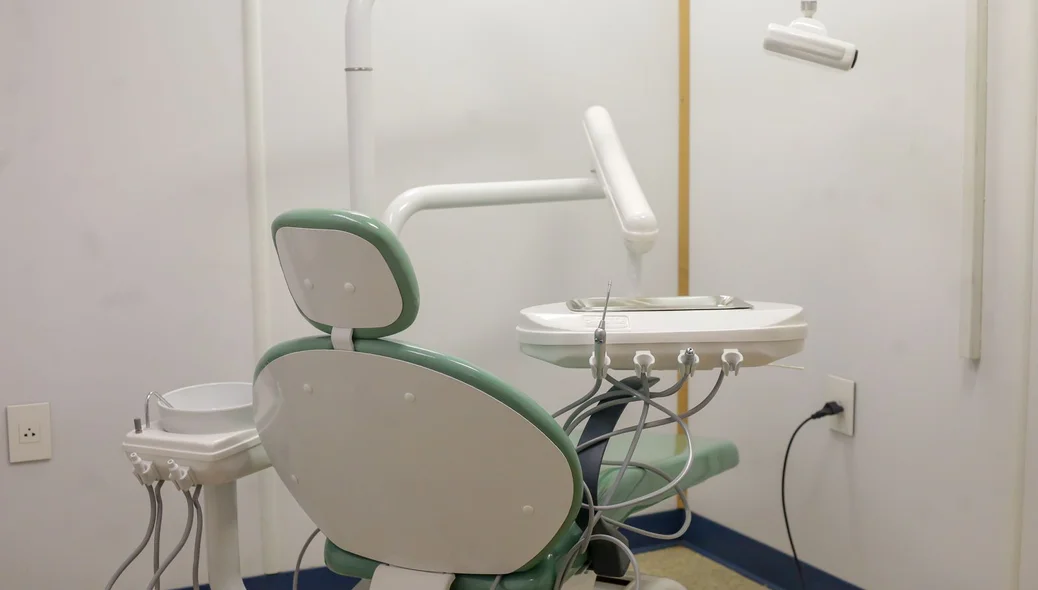 Sala adaptada e equipada com consultórios odontológicos