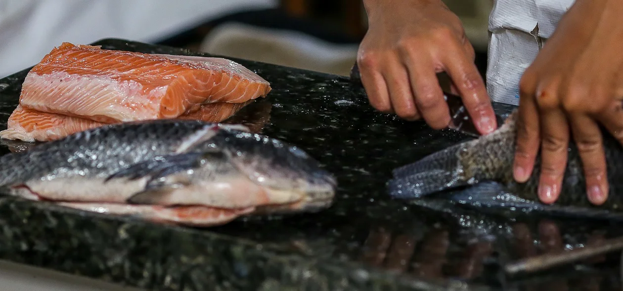 Salmão para venda no Mercado do Peixe de Teresina