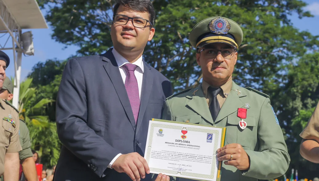 Secretário Chico Lucas entregando medalha do mérito operacional