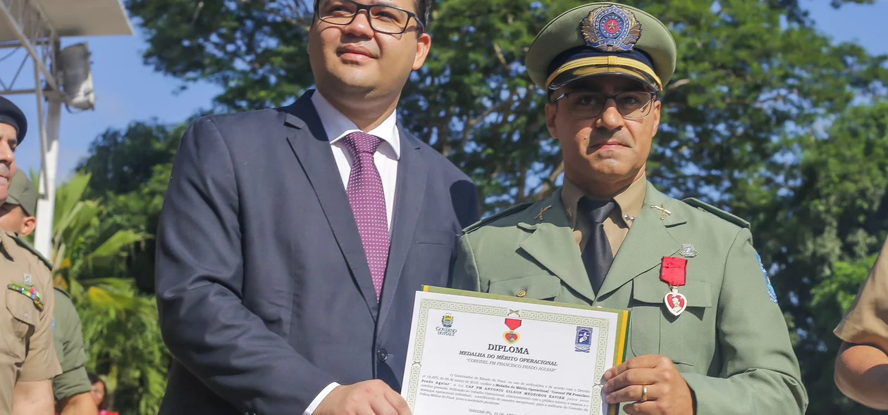 Secretário Chico Lucas entregando medalha do mérito operacional