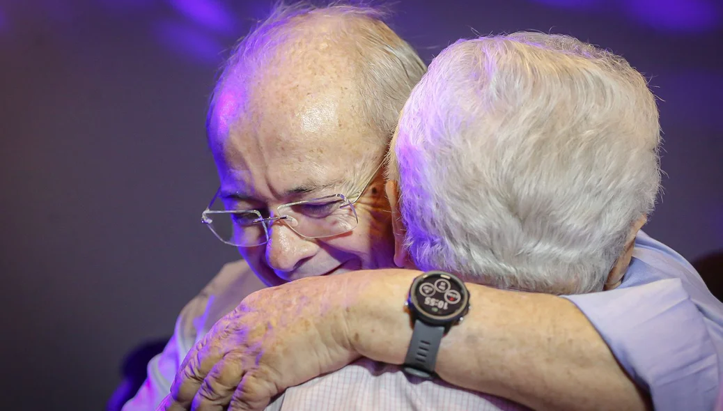 Sílvio Mendes abraça Elmano Férrer