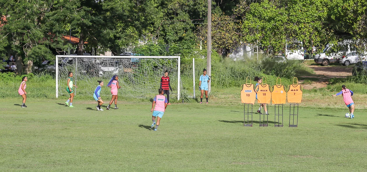 Time treinou muitas bolas na área